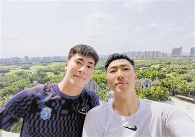 在主教练方面，曼联的滕哈赫和富勒姆的马尔科-席尔瓦都有三张黄牌。